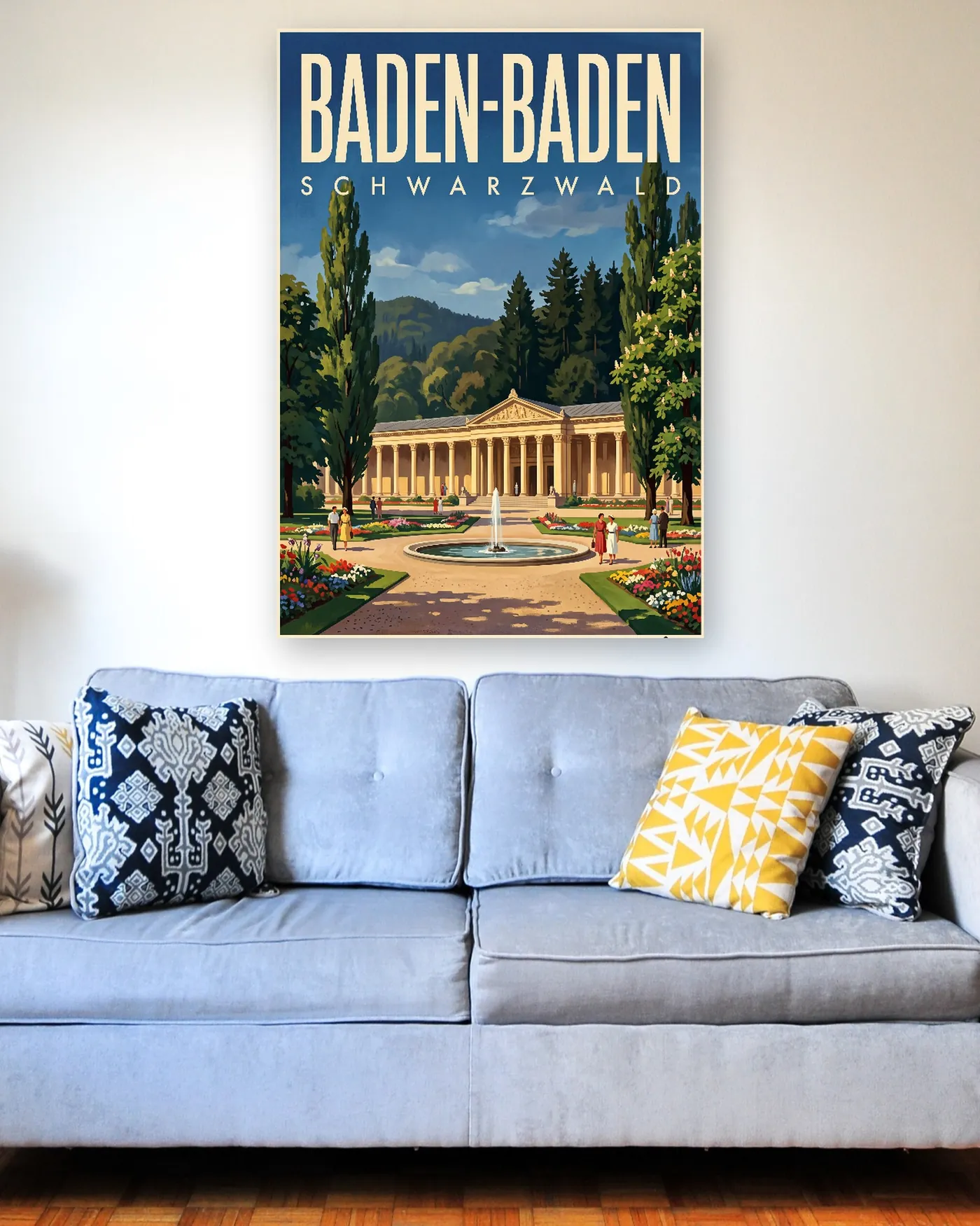 Baden-Baden-Poster mit dem Motiv Trinkhalle im malerischen Stil über einem hellblauen Sofa