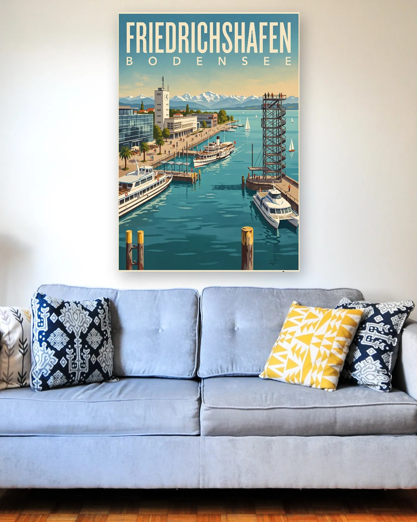 Friedrichshafen-Poster mit dem Motiv Hafen im malerischen Stil über einem hellblauen Sofa