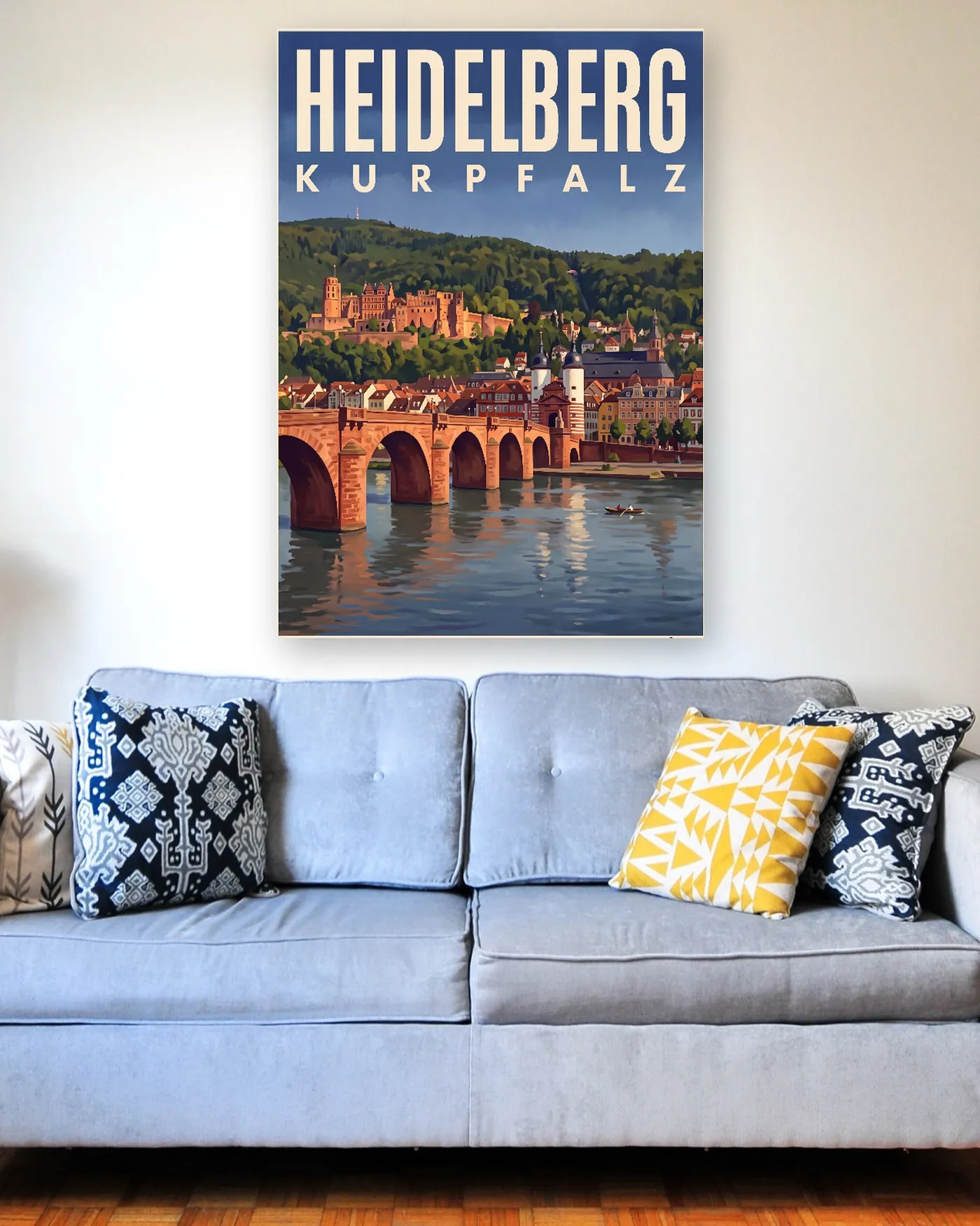 Heidelberg-Poster mit dem Motiv Alte Brücke im malerischen Stil über einem hellblauen Sofa