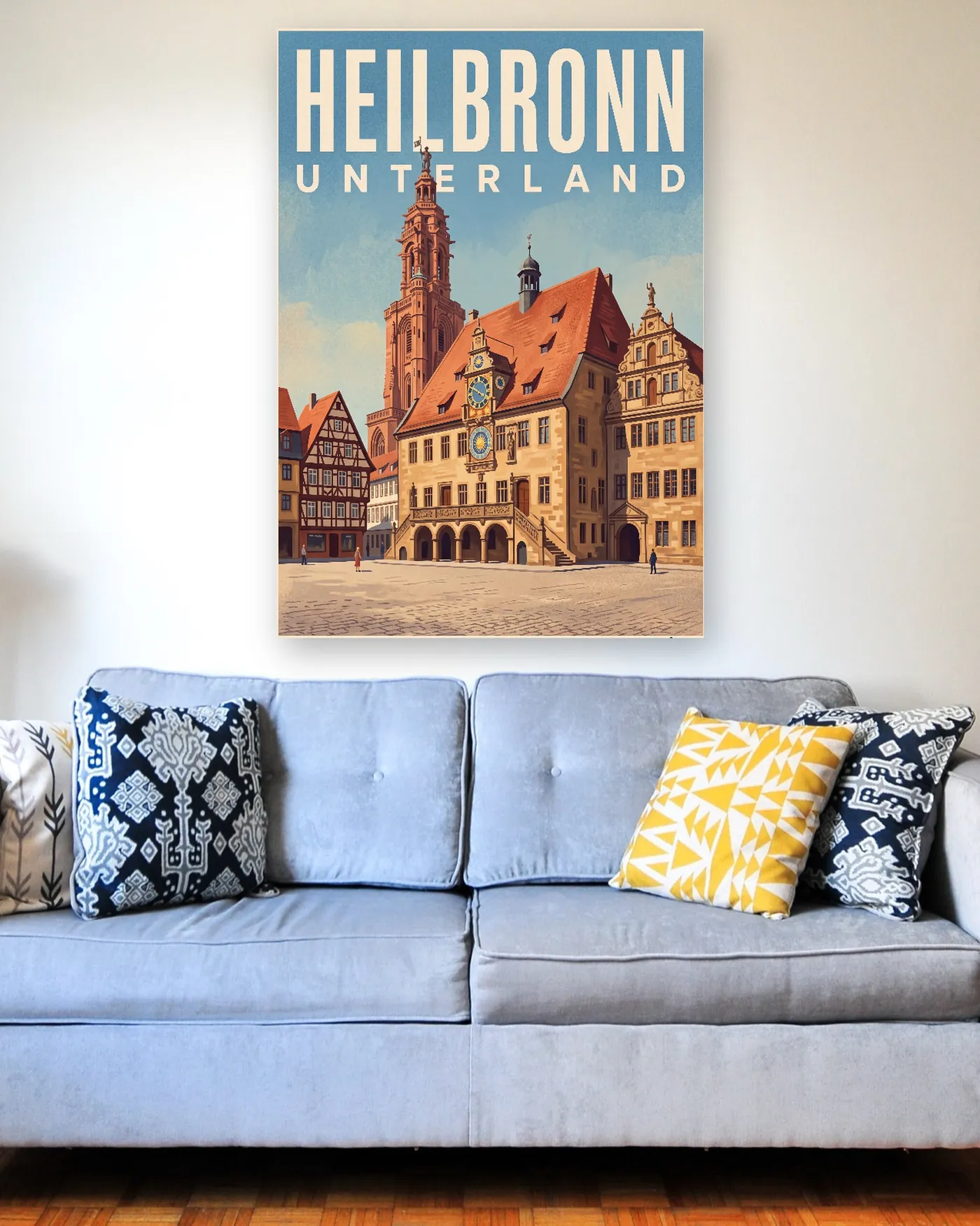 Heilbronn-Poster mit dem Motiv Marktplatz im malerischen Stil über einem hellblauen Sofa