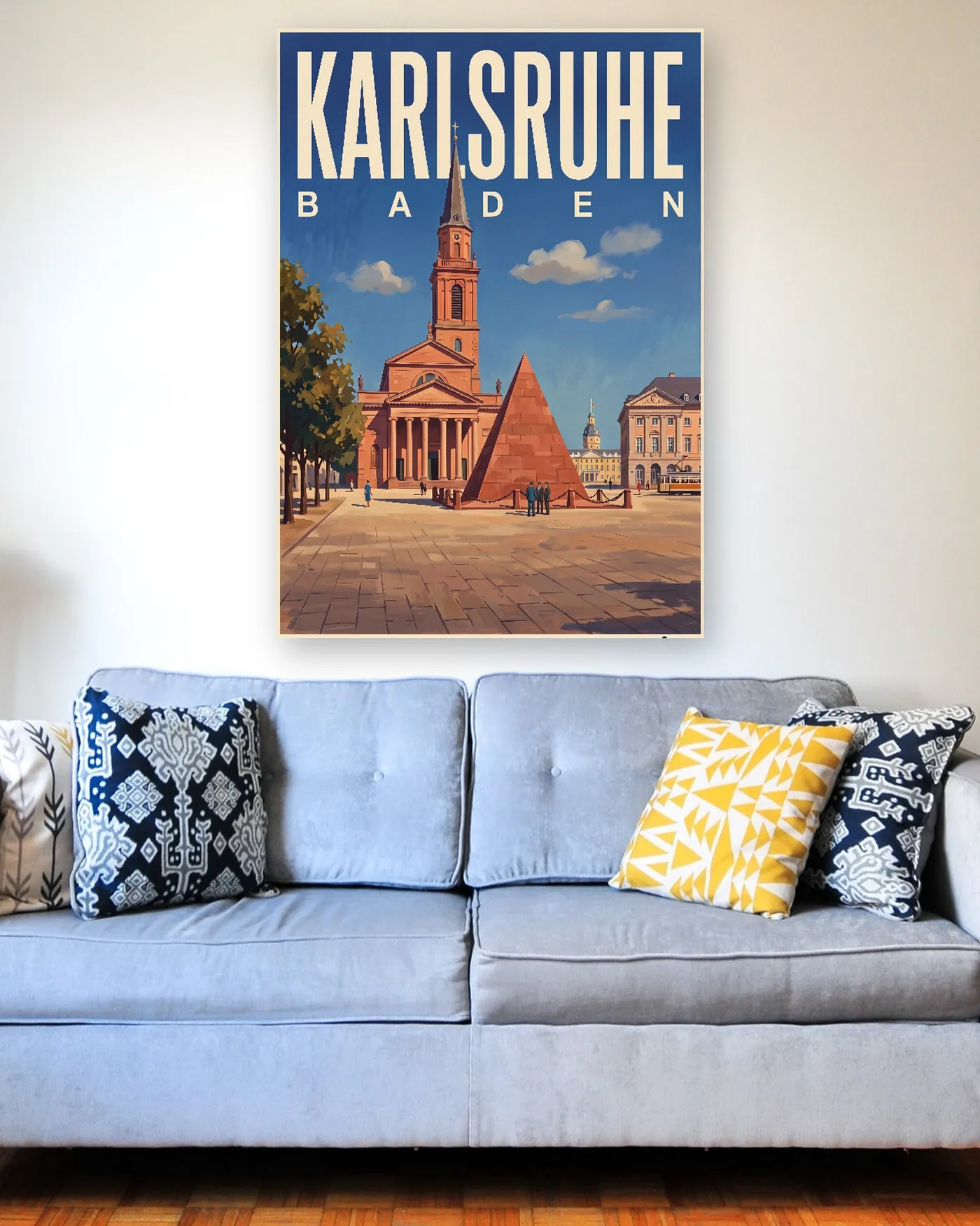Karlsruhe-Poster mit dem Motiv Marktplatz im malerischen Stil über einem hellblauen Sofa