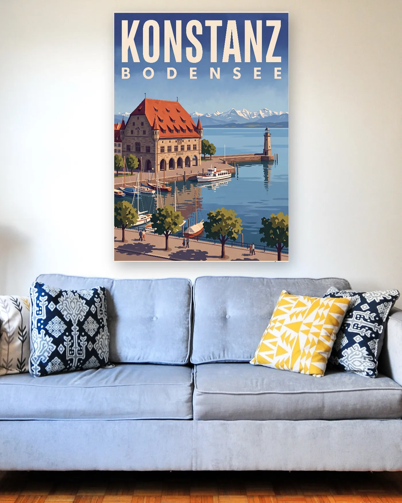 Konstanz-Poster mit dem Motiv Hafen im malerischen Stil über einem hellblauen Sofa