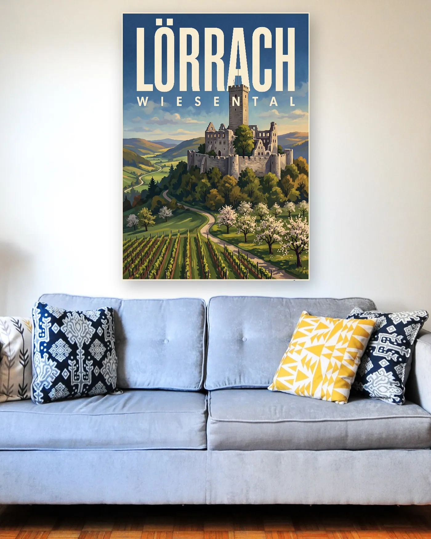 Lörrach-Poster mit dem Motiv Burg Rötteln im malerischen Stil über einem hellblauen Sofa