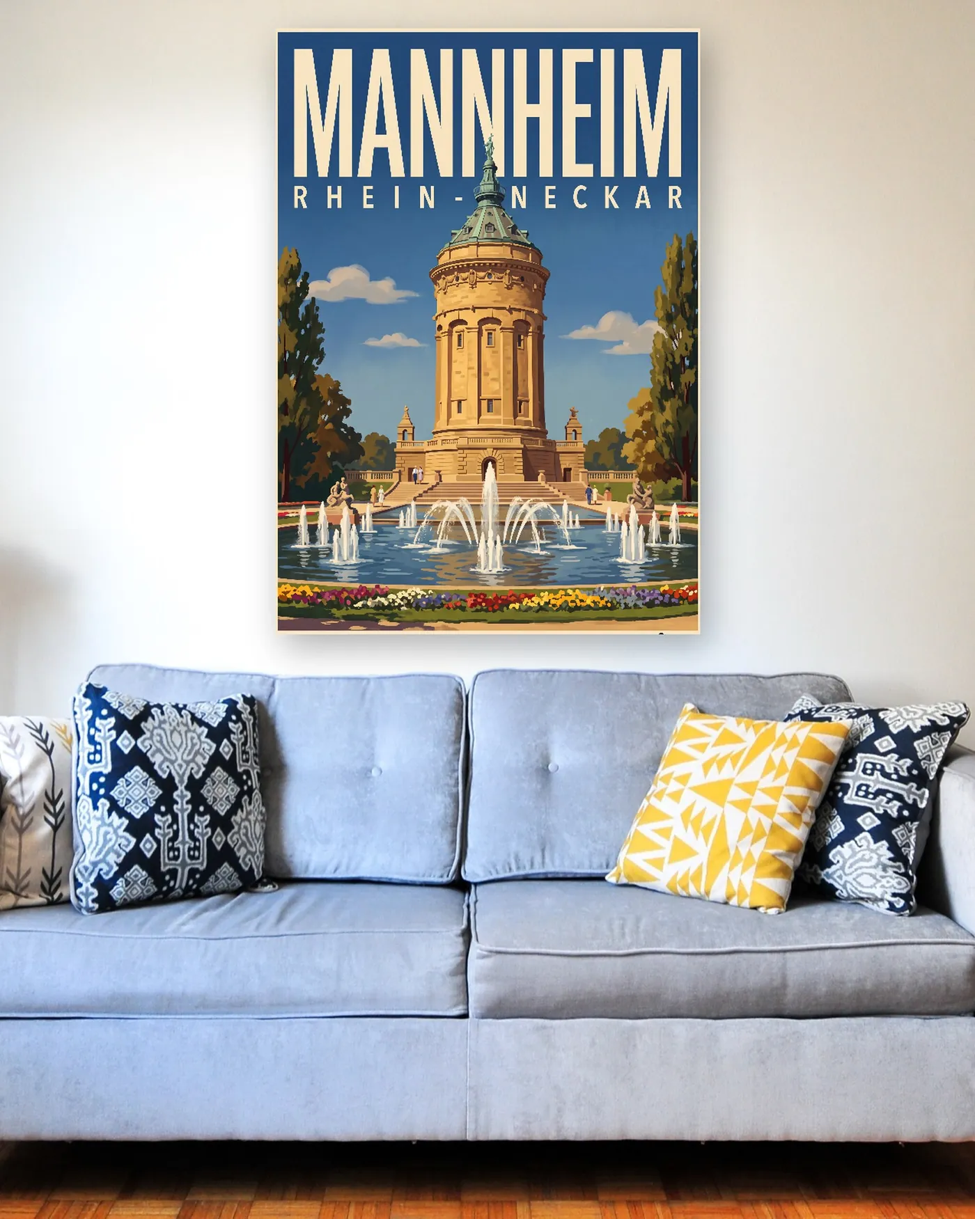 Mannheim-Poster mit dem Motiv Wasserturm im malerischen Stil über einem hellblauen Sofa