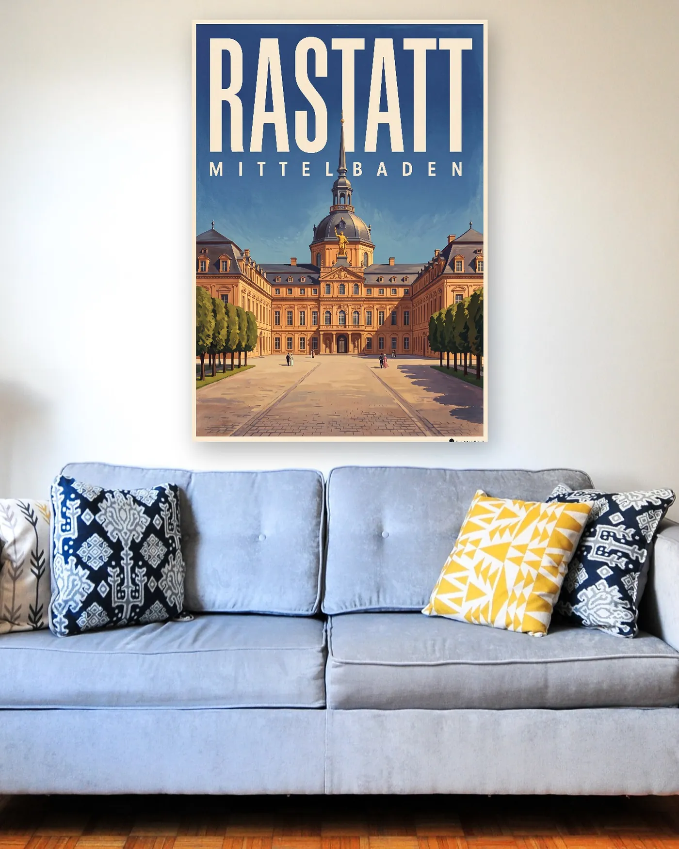 Rastatt-Poster mit dem Motiv Schloss im malerischen Stil über einem hellblauen Sofa