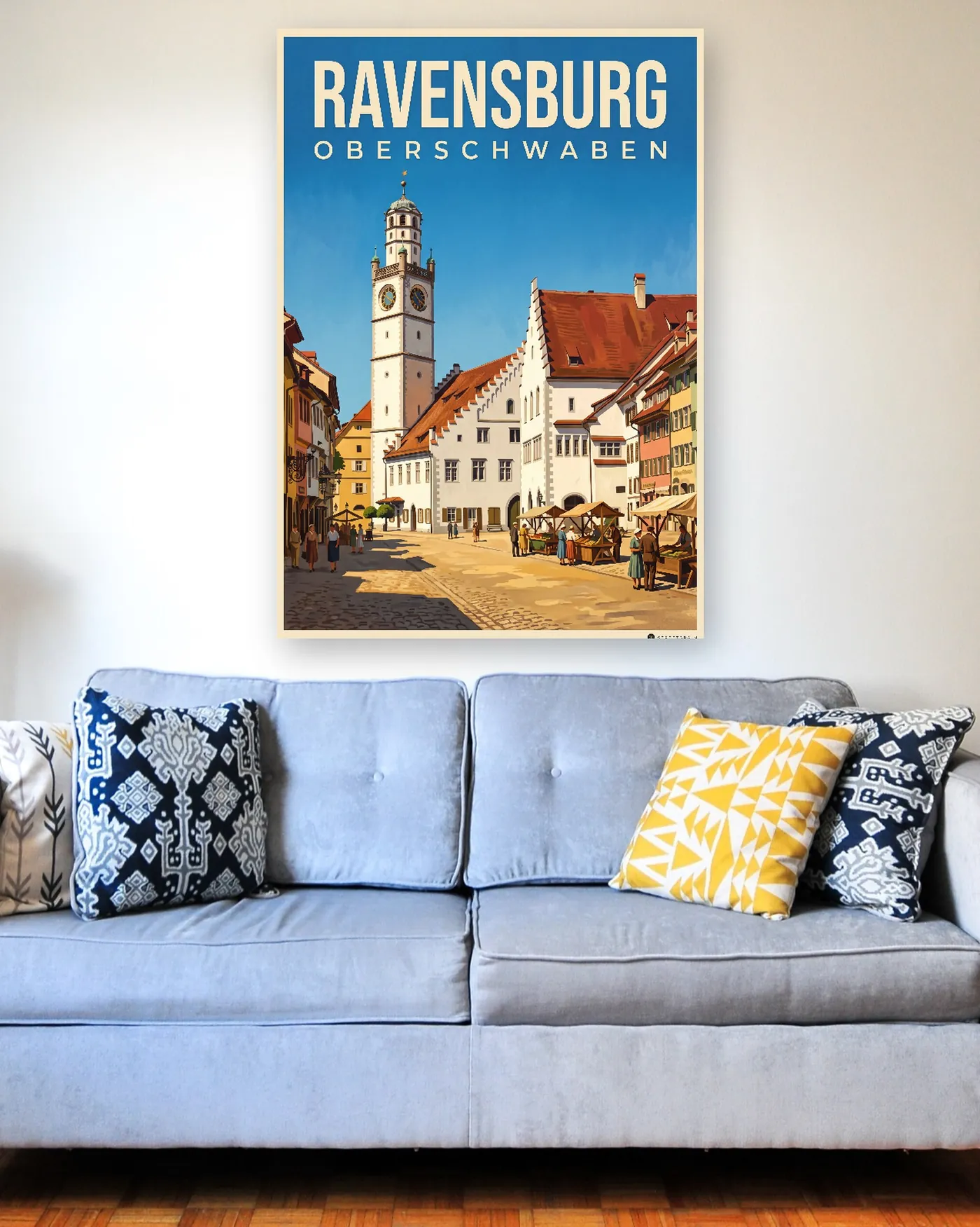 Ravensburg-Poster mit dem Motiv Blaserturm im malerischen Stil über einem hellblauen Sofa