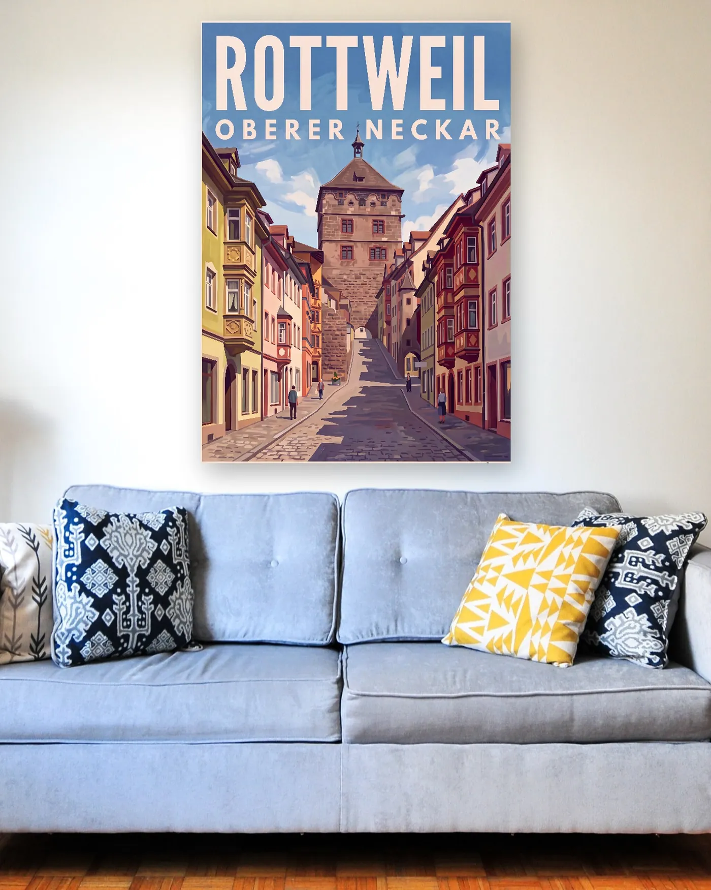 Rottweil-Poster mit dem Motiv Schwarzes Tor im malerischen Stil über einem hellblauen Sofa