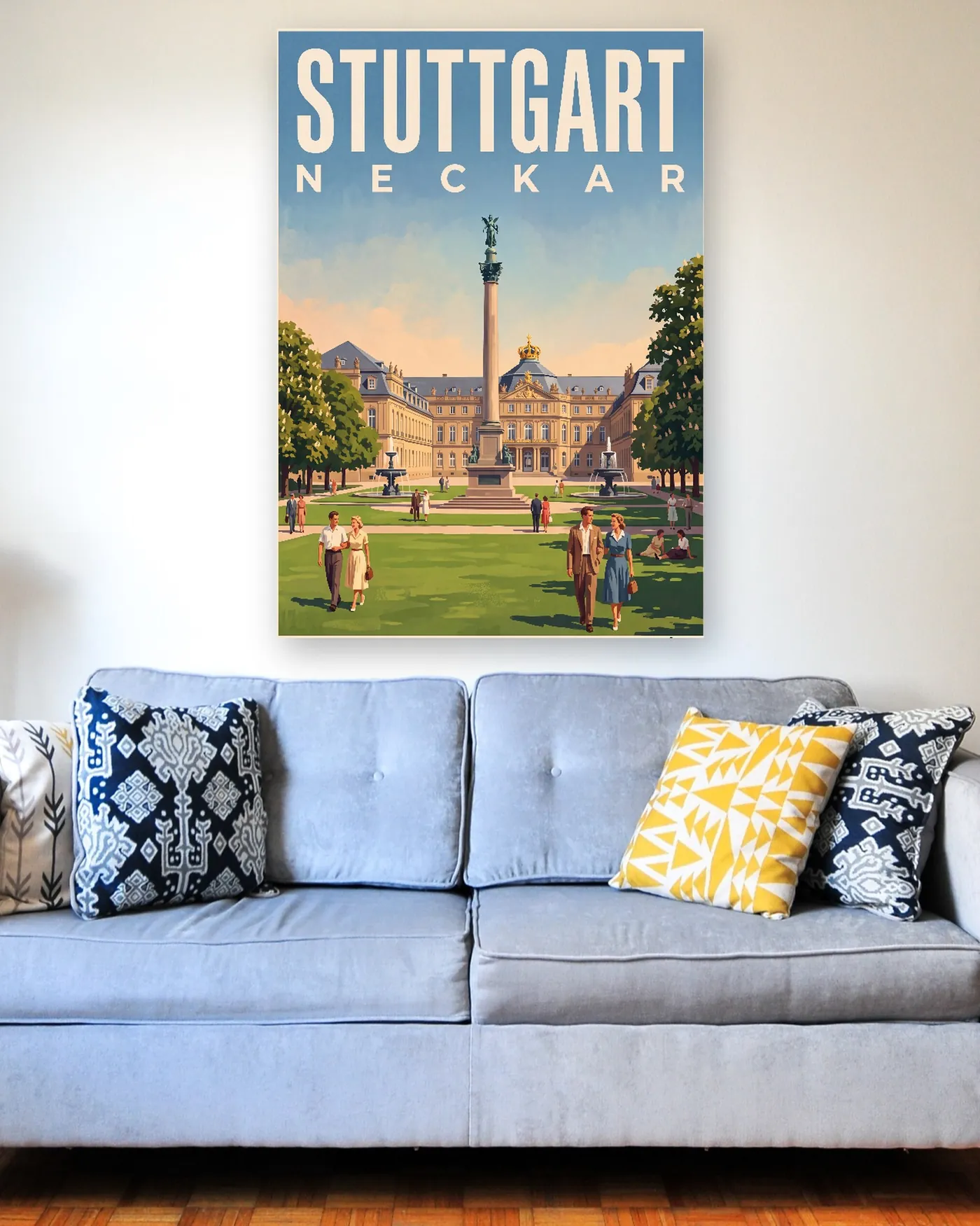 Stuttgart-Poster mit dem Motiv Schlossplatz im malerischen Stil über einem hellblauen Sofa