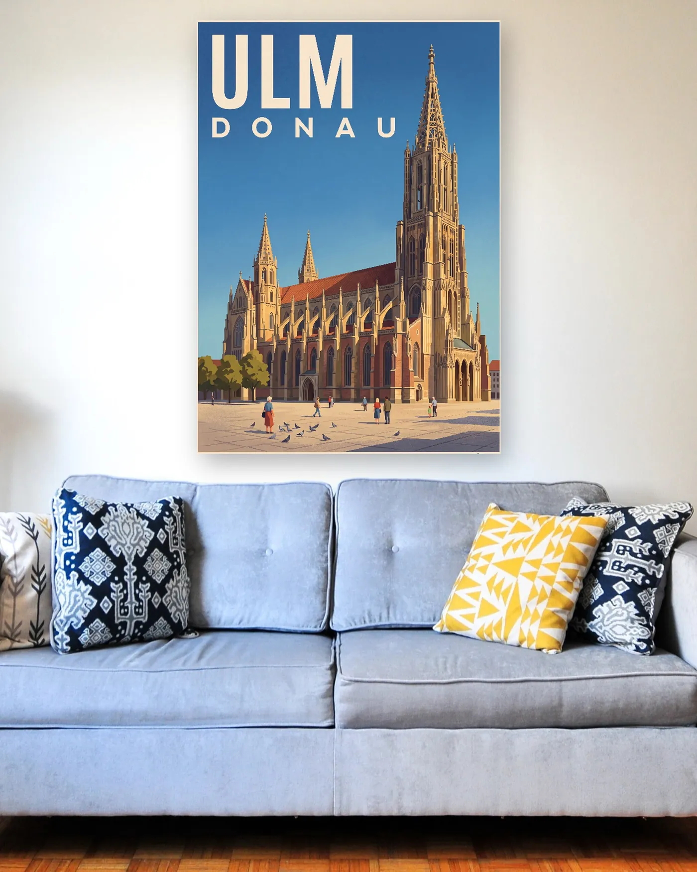 Ulm-Poster mit dem Motiv Münster im malerischen Stil über einem hellblauen Sofa